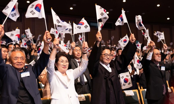 15일 경기아트센터에서 열린 제80주년 광복절 경축식에서 국내·외 독립유공자 후손 및 지역 사회 구성원 등과 만세삼창을 하는 김동연 지사 /사진제공=경기도