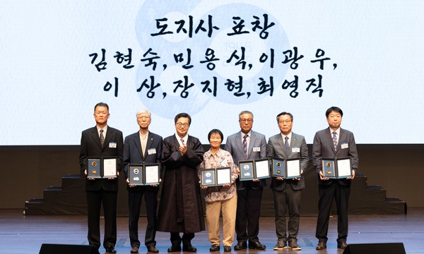 15일 경기아트센터에서 열린 제80주년 광복절 경축식에서 포상 수여 후 기념촬영을 하는 김동연 지사 /사진제공=경기도