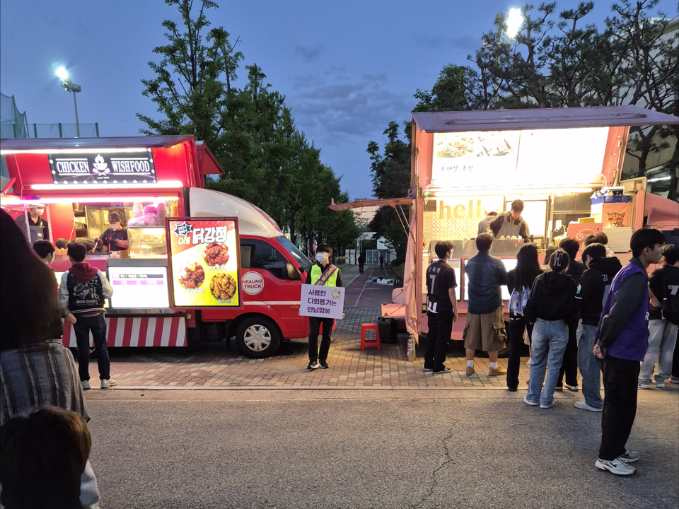 축구장 푸드트럭에서 음식을 시키면 다회용기에 음식을 담아 준다. /사진=김태현 객원기자