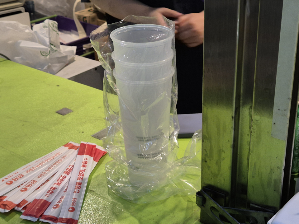 다회용기는 캔맥주나 캔 음료를 담는 데에도 쓸 수 있다. /사진=김태현 객원기자