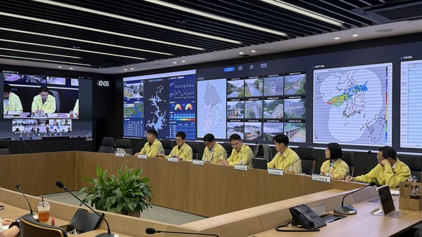 한국수자원공사가 여름철 폭염에 따른 녹조 확산 가능성에 대비해 점검 회의를 개최했다. 한국수자원공사는 조류차단막 설치, 녹조제거설비 운영, 고도정수처리 등 전방위 대응을 이어가고 있다. /사진제공=한국수자원공사