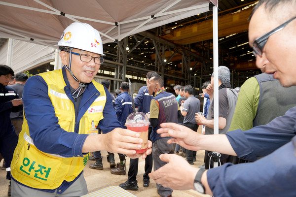 이승철 SK오션플랜트 대표이사가 온열질환 예방 이벤트 행사장을 찾은 현장 근무자에게 수박주스를 건네며 감사인사를 전하고 있다. /사진제공=SK오션플랜트