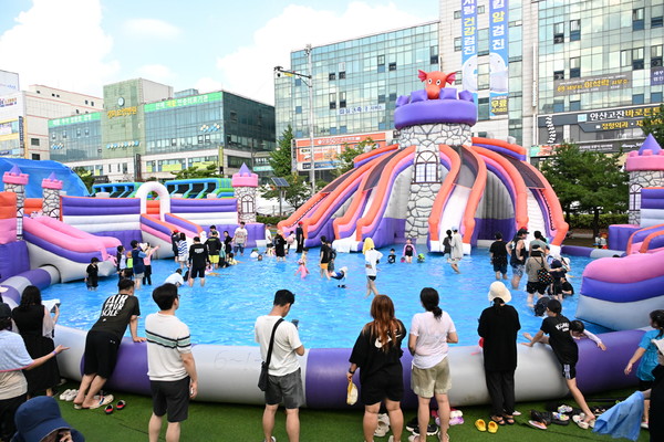 안산문화광장에 설치된 대형 워터슬라이더 도심 풀장 /사진제공=안산시