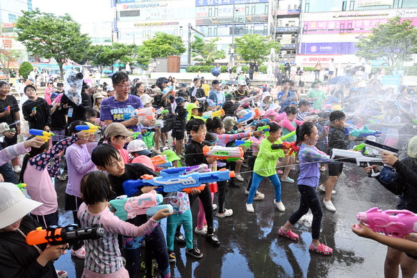 온가족이 함께하는 물총 싸움 /사진제공=안산시