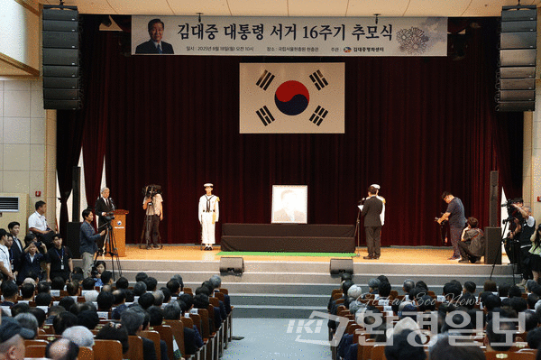 우원식 국회의장은 18일 오전 국립서울현충원에서 열린 김대중 대통령 서거 16주기 추모식에 참석했다. /사진=국회