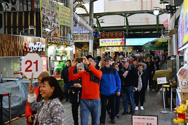 외국인 관광객들이 방문한 속초 수산시장 전경 /사진제공=속초시
