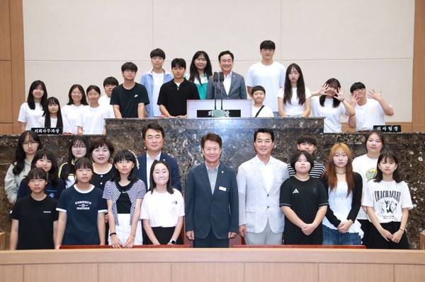 ‘2025년 방문학습 및 청소년 모의의회’를 14일 의회 본회의장에서 개최  /사진제공=이천시의회