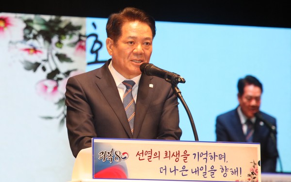 14일 오후 7시 안양아트센터 관악홀에서 열린 제80주년 광복절 기념행사에서 경축사를 하고 있는 최대호 안양시장  /사진제공=안양시
