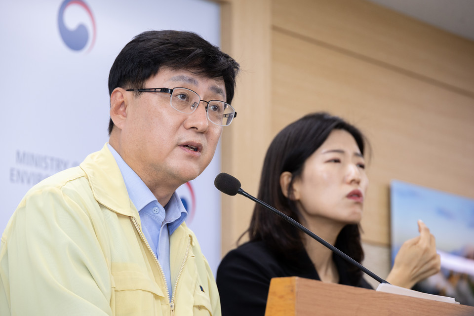 김성환 환경부 장관이 19일 정부세종청사 환경부 출입기자실에서 녹조 수질검사 방식과 정보공개 개편 관련 언론 브리핑을 하고 있다. /사진제공=환경부