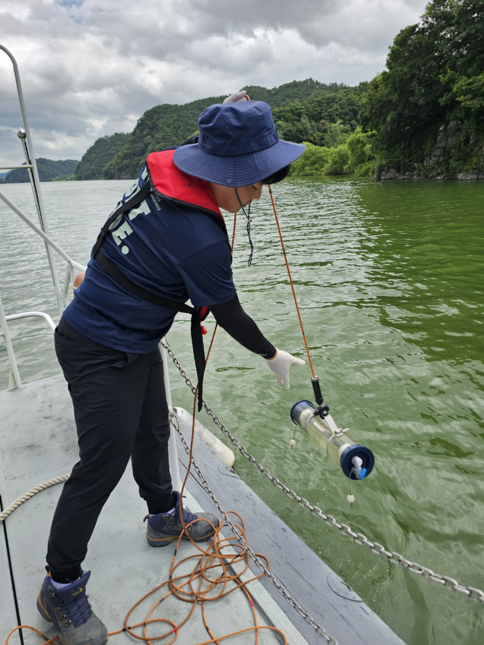 녹조 채수 현장 /사진제공=환경부