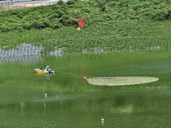 보현산댐 부유물 수거활동 /사진제공=영천시