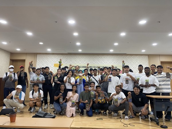 양산시자원봉사센터는 8월17일 관내 이주노동자들과 '환경화분 만들기' 프로그램을 진행했다. /사진제공=양산시 