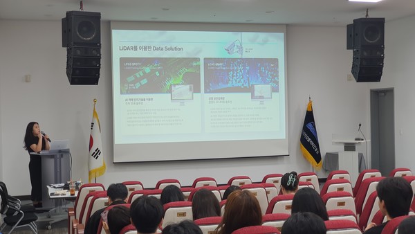 AI 기업 탐방(에스오에스랩)에 참여중인 수강생들 /사진=인공지능산학연협회