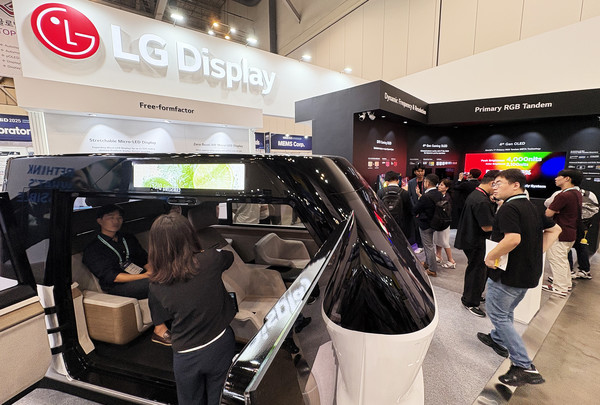 20일 부산 벡스코에서 열린 국내 최대 디스플레이 학술대회 'IMID 2025'에 방문한 관람객들이 LG디스플레이 부스를 둘러보고 있다. /사진제공=LG디스플레이