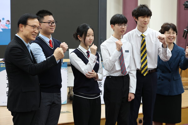 임태희 교육감, ‘경기-서울 학생 토론회’ 참석자와 기념촬영 /사진제공=경기도교육청