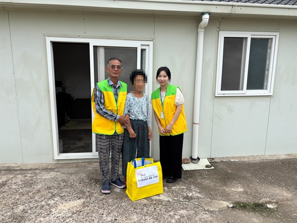 고독사예방 물품꾸러미 전달 /사진제공=영양군