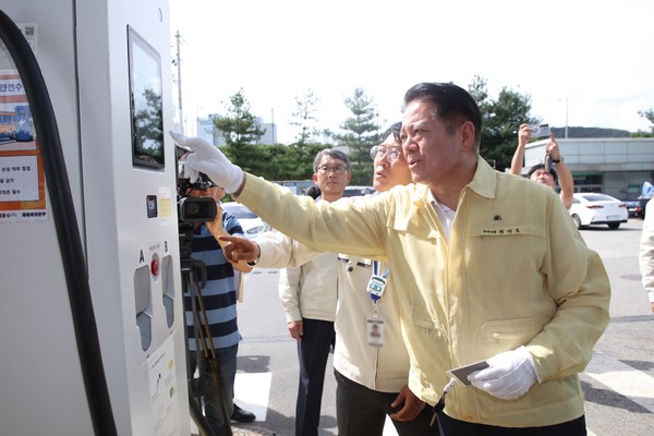 지난 20일 석수동 공영버스차고지에서 전기버스를 직접 충전하는 최대호 안양시장  /사진제공=안양시