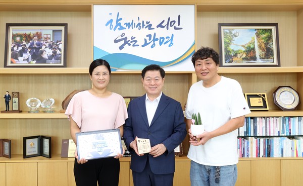 1만5000번째 ‘1.5℃ 기후의병’ 가입자 부부와 박승원 광명시장 /사진제공=광명시