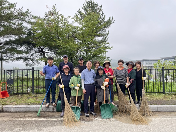 클린의성 만들기에 참여한 단밀면 단체회원들  /사진제공=의성군
