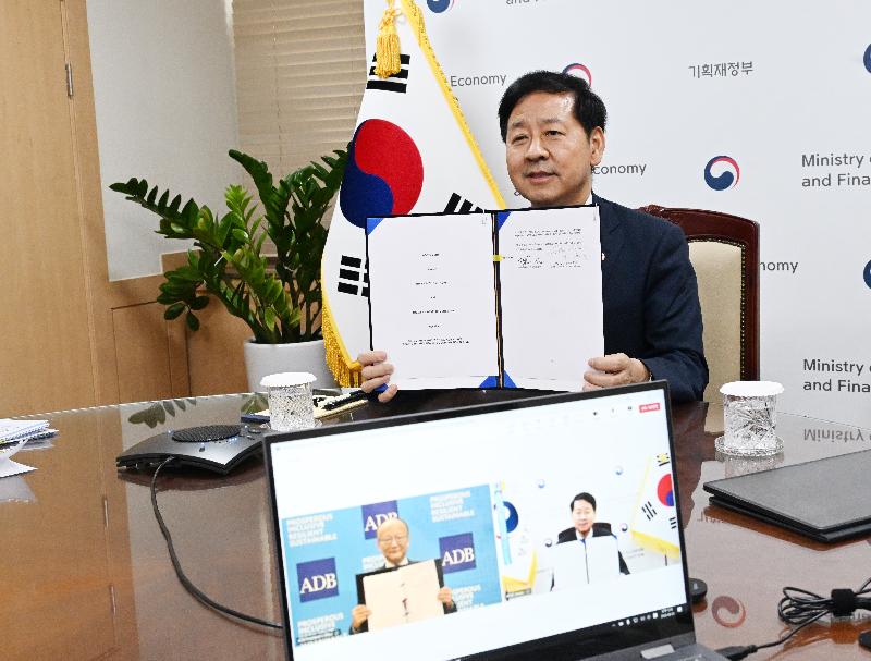 구윤철 부총리 겸 기획재정부 장관이 8월 22일 정부서울청사에서 칸다 마사토 아시아개발은행(ADB) 총재와 화상 면담 후 ADB-한국기후기술허브(K-Hub) 설립협정문에 서명했다. /사진제공=기획재정부