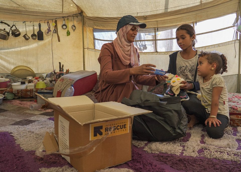 가자지구 칸유니스(Khan Younis) 캠프에서 국제구조위원회가 생필품을 배급하는 모습 /사진제공=국제구조위원회