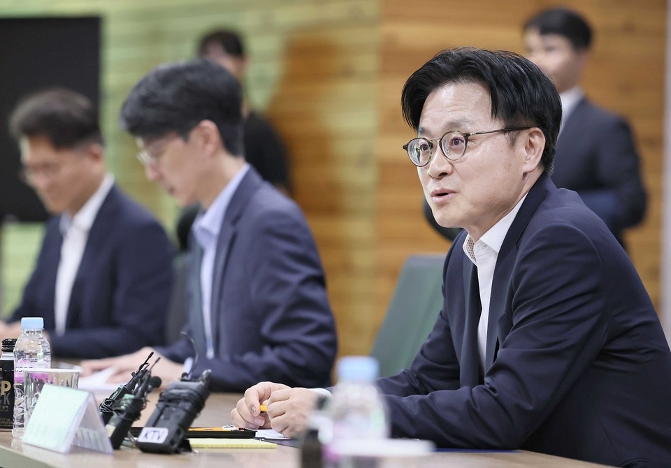 지난 18일 충남 아산시 디와이오토(주) 회의실에서 열린 미 관세대응 릴레이 간담회에서 발언하는 김정관 장관 /사진제공=산업통상자원부