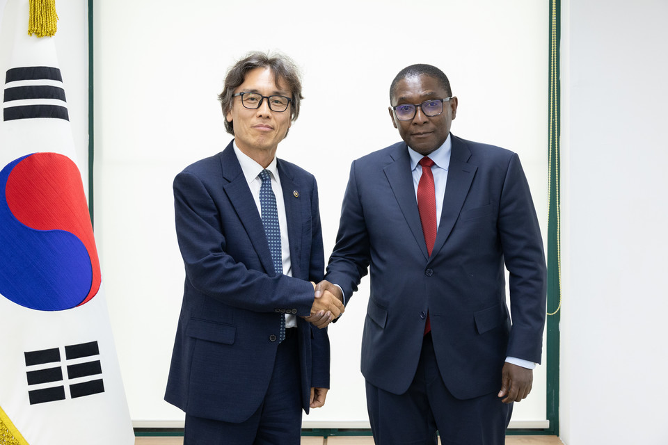 금한승 환경부 차관이 27일 서울 국회 인근에서 유엔사무총장 기후행동특별보좌관 셀윈 하트(Selwin Hart)와 기념촬영을 하고 있다. /사진제공=환경부