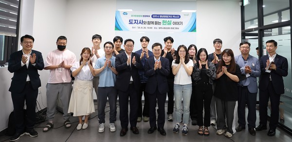 ‘청년 창업자 간담회’ 참석자들이 기념촬영을 하고 있다. /사진제공=경기도 