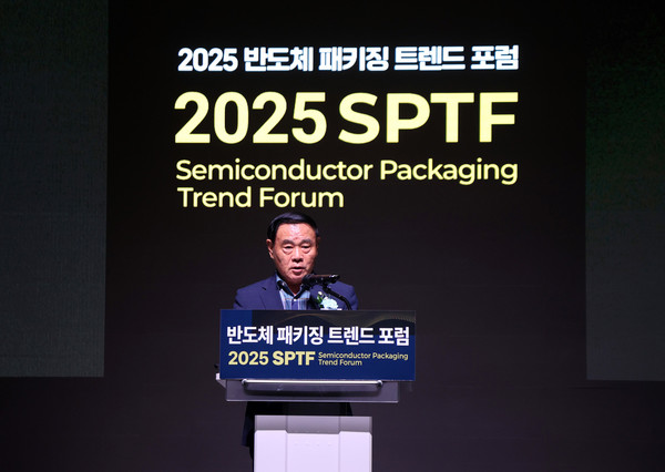 ‘2025 차세대 반도체 패키징 산업전’ 개막식에서 축사를 하는 이재식 의장 /사진제공=수원특례시의회