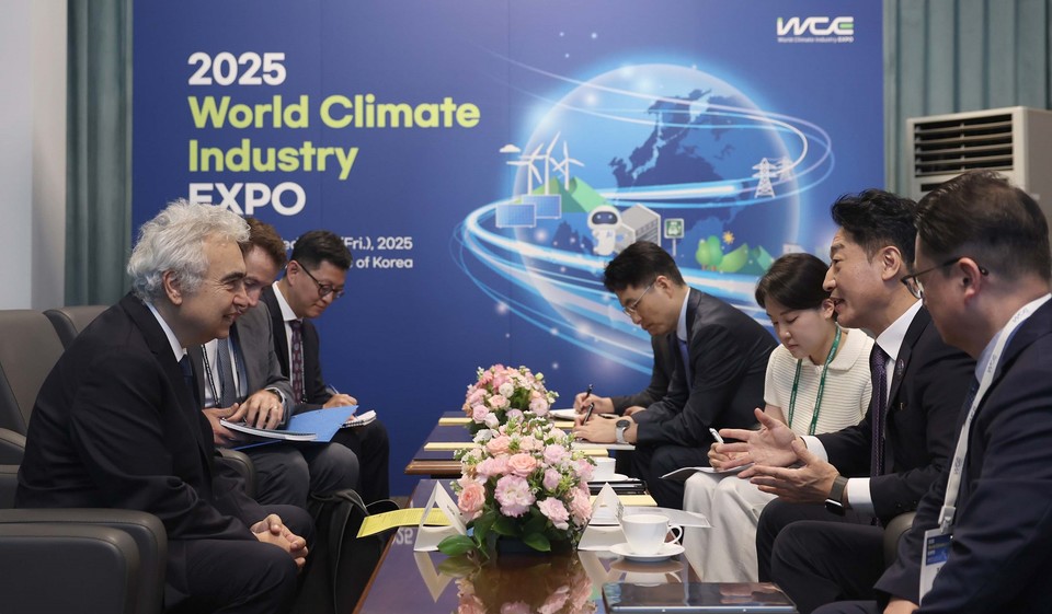 이호현 산업통상자원부 2차관은 8월 27일 ‘제16차 청정에너지 장관회의와 제10차 미션이노베이션 장관회의’를 계기로 부산 해운대구 벡스코에서 파티 비롤(Fatih Birol) 국제에너지기구(IEA) 사무총장과 면담을 갖고, 국제 에너지 협력 등을 논의했다. /사진제공=산업통상자원부