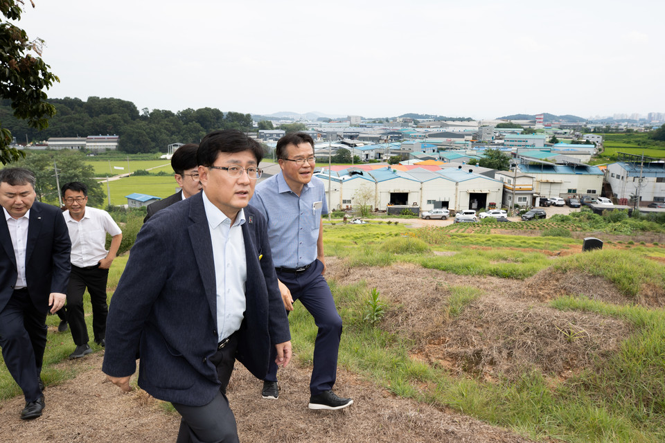 김성환 환경부 장관이 28일 경기도 김포시 거물대리 일원 ‘김포 환경재생 혁신복한단지 조성사업’ 예정 부지를 점검했다. /사진제공=환경부