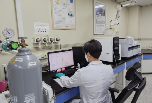 배출가스 분석(가스크로마토 그래피) /사진제공=경기도보건환경연구원