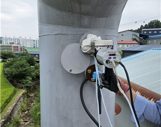 배출가스 시료채취 /사진제공=경기도보건환경연구원