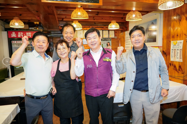 이필형 구청장(보라색 조끼)이 신설동 들락거리 상인연합회 회원들과 기념촬영을 하고 있다. /사진제공=동대문구