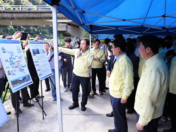 박정주 충남도 행정부지사 김성환 환경부장관에게 지천댐 건설 필요에 대한 브리핑  /사진제공=충청남도