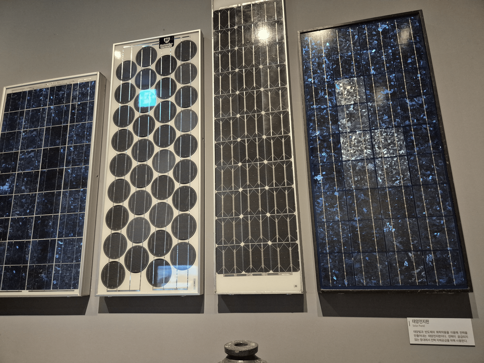 등대박물관에서는 발동발전기와 등대 속 태양광판 /사진=김태현 객원기자