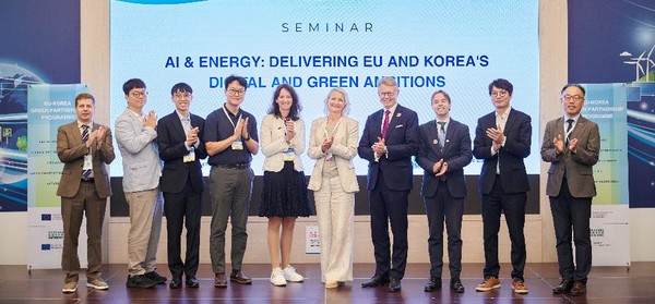 WCE 고위급 세미나 참석자들이 기념촬영을 하고 있다. 한네스 후말라 EU-한 그린 파트너십 프로그램 단장, 김선교 KISTEP 연구위원, 임장혁 기후솔루션 연구원, 이재현 KIER 책임연구원, 로잘린데 반 데르 플리스 유럽연합 집행위원회 에너지총국 국장, 디테 율 요르겐센 유럽연합 집행위원회 에너지총국장, 미카 뉘캐넨 핀란드 경제고용 및 환경부 차관,미셸 하이드라 네덜란드 기후정책 및 녹색성장부 차관, 박정민 오스테드 코리아 대표, 양선웅 한전KDN 탄소중립처장(왼쪽부터) /사진제공=주한 유럽연합 대표부