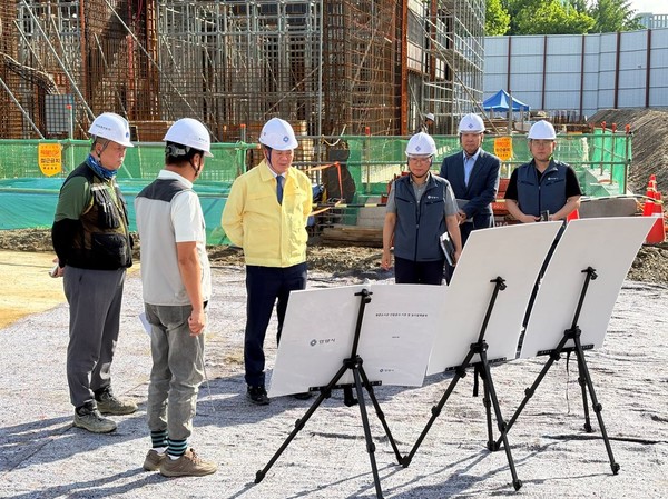 최대호 안양시장 2일 관양동 평촌도서관 건립 현장 직접 방문해 안전점검 실시 /사진제공=안양시