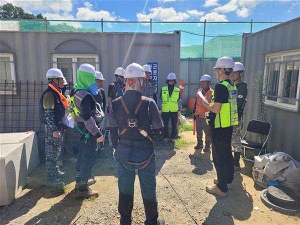 작업 전 근로자 안전교육(TBM)  /사진제공=경북교육청