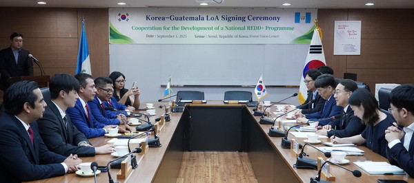 1일 산림청 서울사무소에서 김인호 산림청장과 브루노 아리아스 리바스 과테말라 산림청장이 REDD+ 사업을 통한 산림협력 방안을 논의하고 있다. /사진제공=산림청