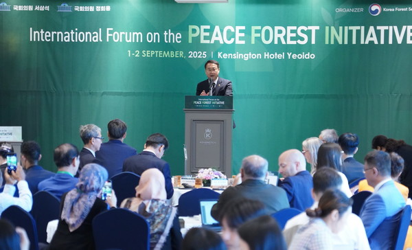 김인호 산림청장이 서울 여의도 켄싱턴 호텔에서 열린 평화산림이니셔티브 국제포럼에서 인사말을 하고 있다. /사진제공=산림청