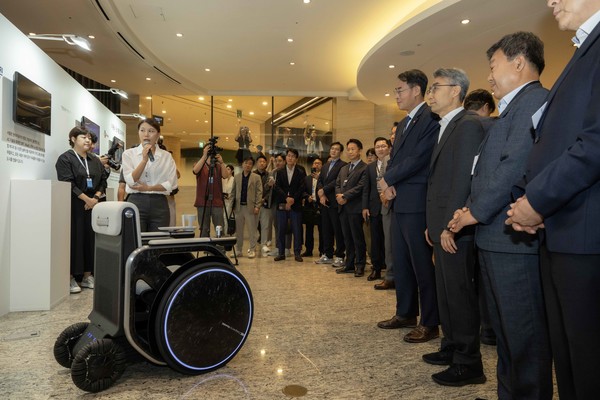 현대차·기아의 나노모빌리티를 관람하는 모습 /사진제공=현대자동차·기아