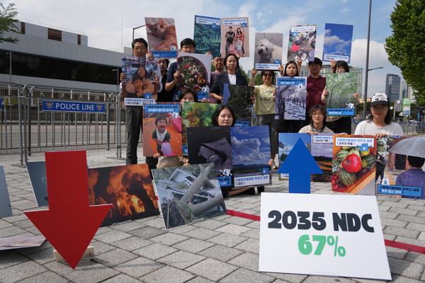 기후위기비상행동이 시민 716명의 목소리를 모아 2035년까지 온실가스 67% 감축을 촉구하며 대통령실에 직접 전달했다고 밝혔다. /사진제공=기후위기비상행동