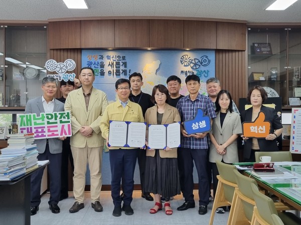 한국환경연구원과 광산구가 시민 체감 데이터 기반 리빙랩을 통해 폭염·한파 등 기후위기에 대응하는 맞춤형 정책 개발에 나서기 위한 업무협약을 체결했다. /사진제공=한국환경연구원