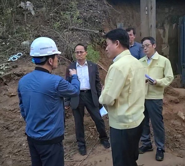 조용익 부천시장(왼쪽에서 세번째)은 관내 모든 공사현장에 안전점검과 재발 방지를 지시했다 /사진제공=부천시