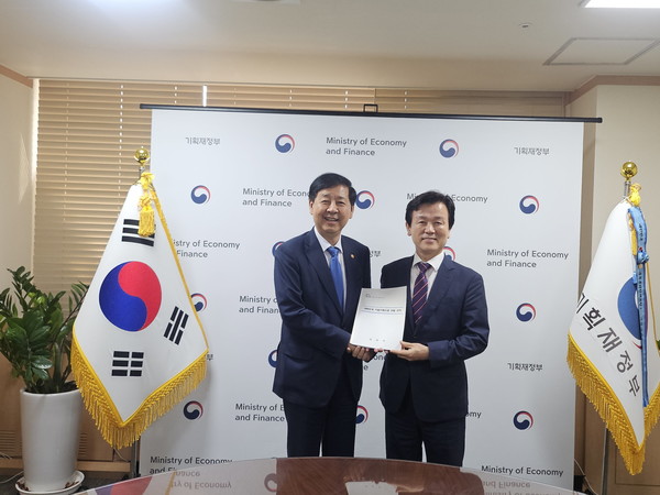 조규일 시장이 구윤철 기획재정부 장관에게 ‘대한민국 기업가정신관 건립’을 건의했다. /사진제공=진주시