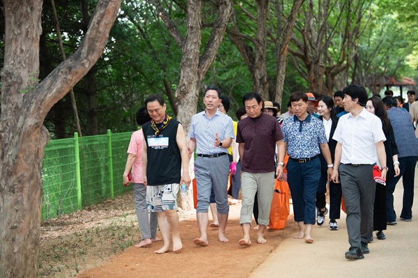 송정 철로변 도시숲 경과사업 준공을 기념해 참석자들이 도시숲길을 걷고 있다.  /사진제공=구미시