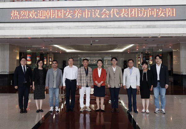 중국 안양시 인민대표대회 상무위원회 서가평 주임(왼쪽에서 6번째) 등 관계자와 총무경제위원회 위원들 /사진제공=안양시의회