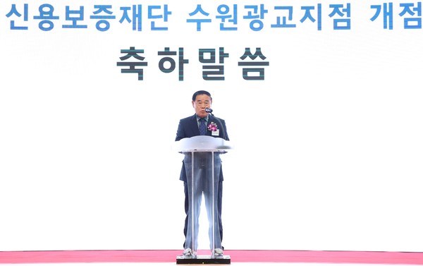 경기신용보증재단 수원광교지점 개점식에서 축사를 하는 이재식 의장 /사진제공=수원특례시의회