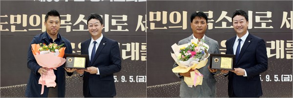 이화수 시흥장현지구총연합회 회장(좌), 신철균 시흥시희망팔도회 회장(우) 지역발전 유공 표창 수여 /사진제공=경기도의회